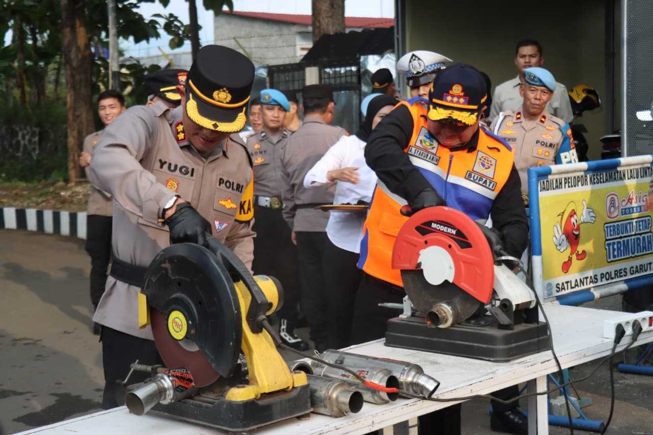 Jelang Ops Ketupat Lodaya 2026, Polres Garut Musnahkan 1.852 Botol Miras dan 704 Knalpot Brong